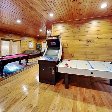 The Great Escape Ii, 5 Bedrooms, Sleeps 17, Game Room, Pool Access, Theater Gatlinburg Dış mekan fotoğraf