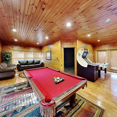 The Great Escape Ii, 5 Bedrooms, Sleeps 17, Game Room, Pool Access, Theater Gatlinburg Dış mekan fotoğraf